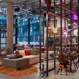 Moxy Frankfurt Center Hotel