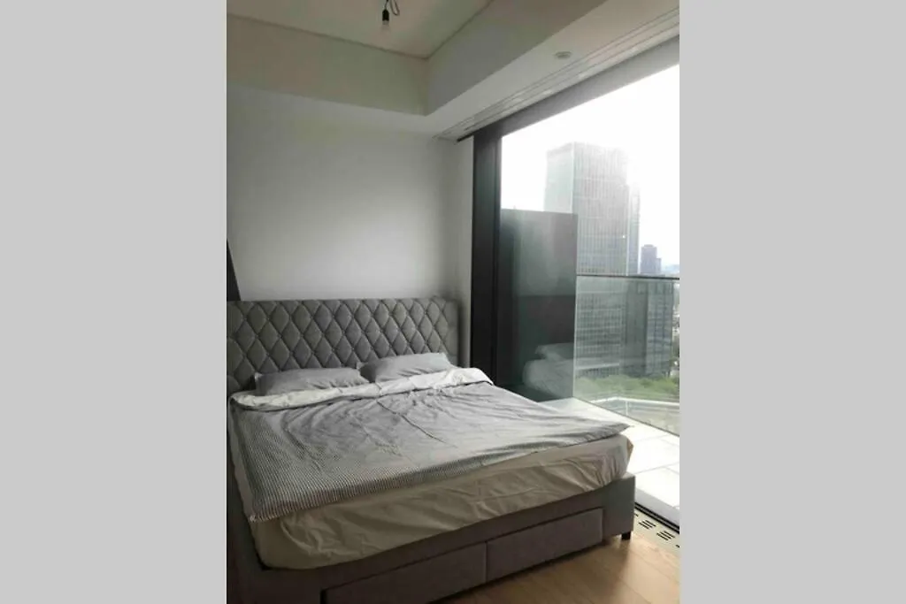 Luxury Skyscraper Apartment With Skyline View Deutschland